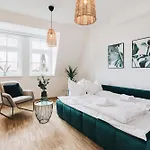 Oasis - Wohnen In - Netflix - Tiefgarage - Dachterrasse アパート ドレスデン