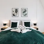 Oasis - Wohnen In - Netflix - Tiefgarage - Dachterrasse アパート ドレスデン